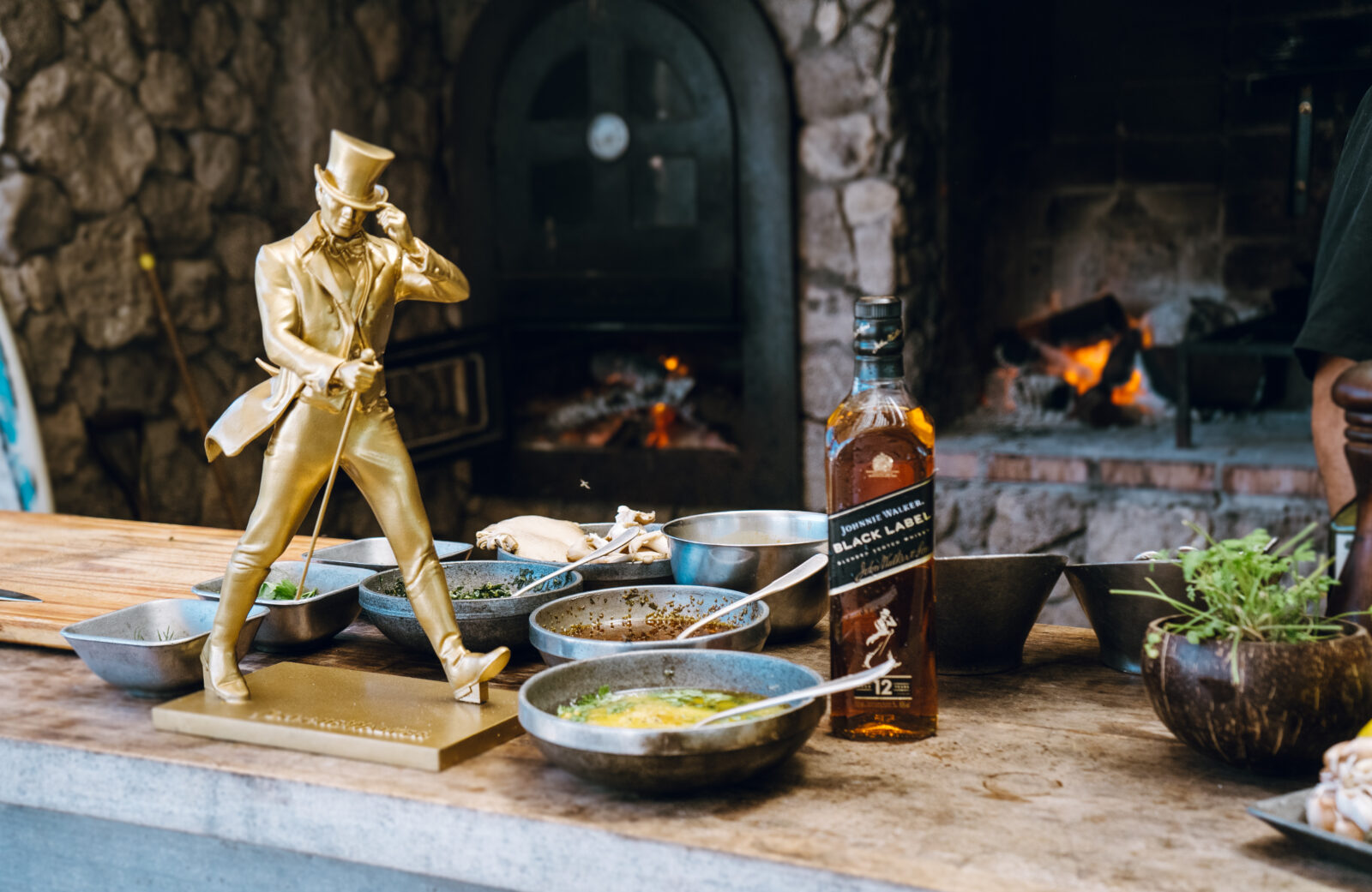 Johnnie Walker y Kamado argentino: atardeceres dorados en la costa argentina