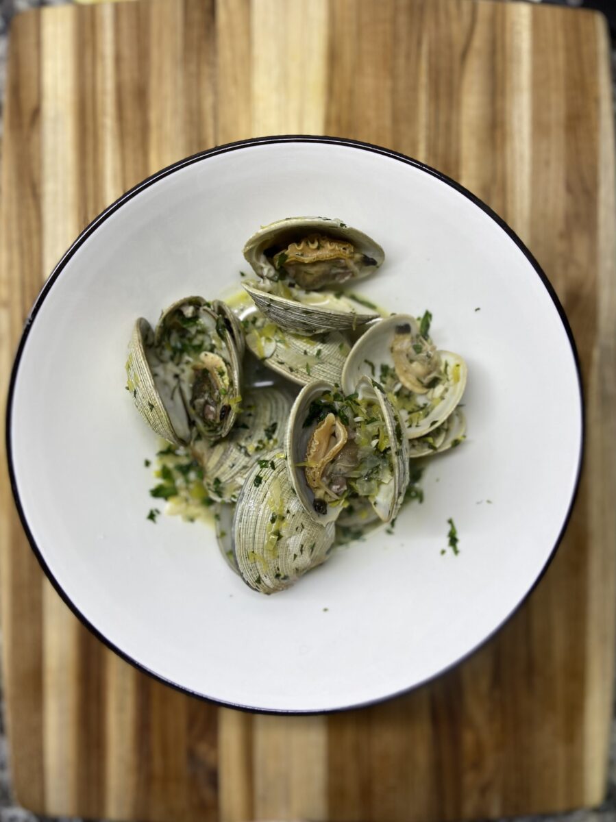 El 19 comé pescado: almejas al vino blanco