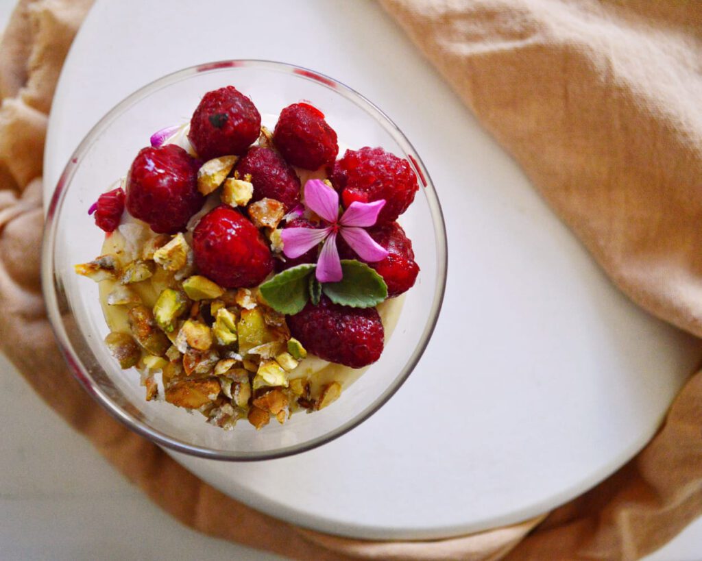 Receta: cremoso de chocolate blanco, frambuesas y pistacho