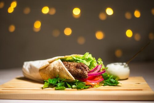 Kofta kebab Carne ternera molida y condimentada con hierbas y especias del oriente en pan árabe