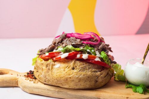 Kumpir shawarma ( papa Al horno rellena con queso y manteca viene con vegetales y tiras finas de carne marinadas con hierbas y especias) muy recomendable. La premiero vez en Argentina