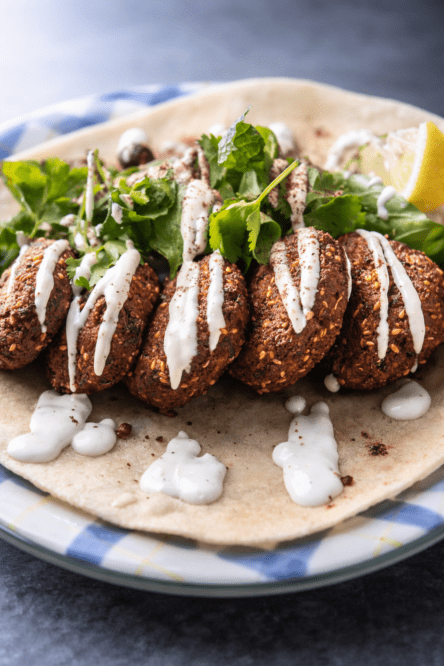 Receta: Falafel de garbanzos, pasta de berenjenas y ensalada Diosa