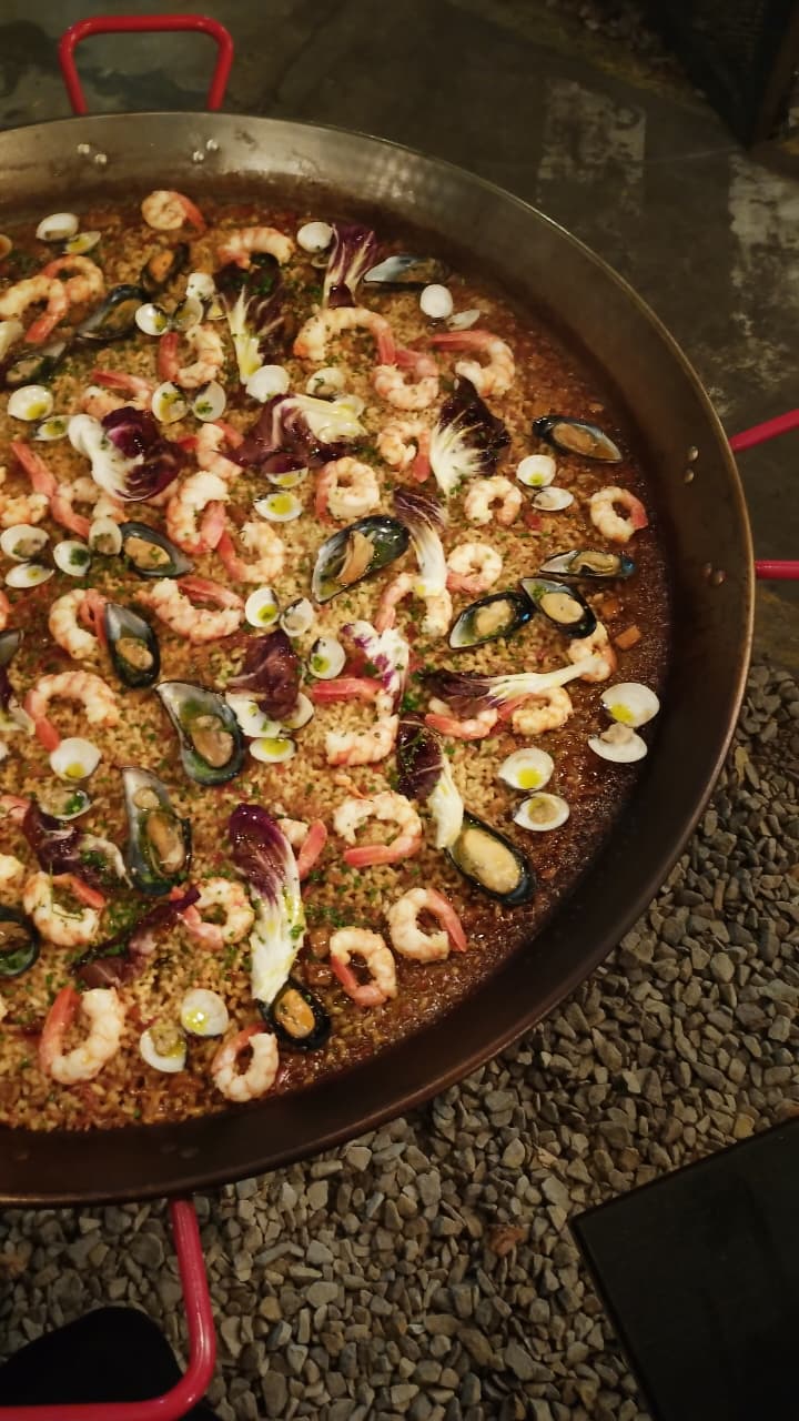 Arroz en paella con mariscos, una receta de Diego Rotondo
