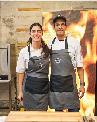 Chef Federico Muro y Lucía Romano recibiendo el primer premio de la ronda regional del Torneo Federal de Chefs
