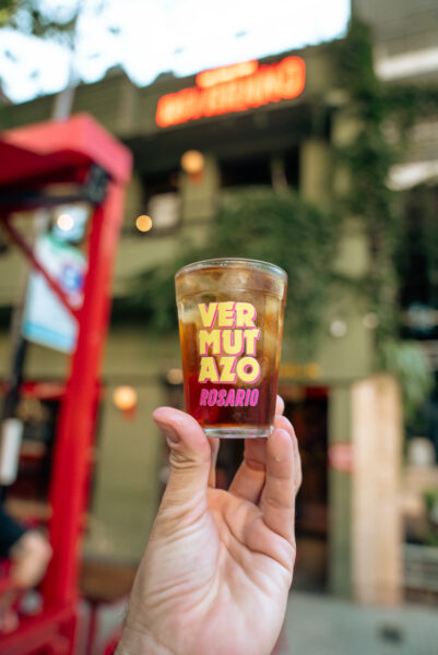El Vermutazo desembarca en La Plata el sábado 8 de agosto en Fábrica Interferencia. Más de 50 variedades con degustación libre, DJ y street food.