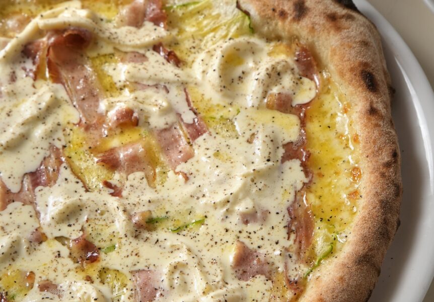Pizza con panceta ahumada, zucchini y stracciatella: la receta exclusiva de Coco Carreño