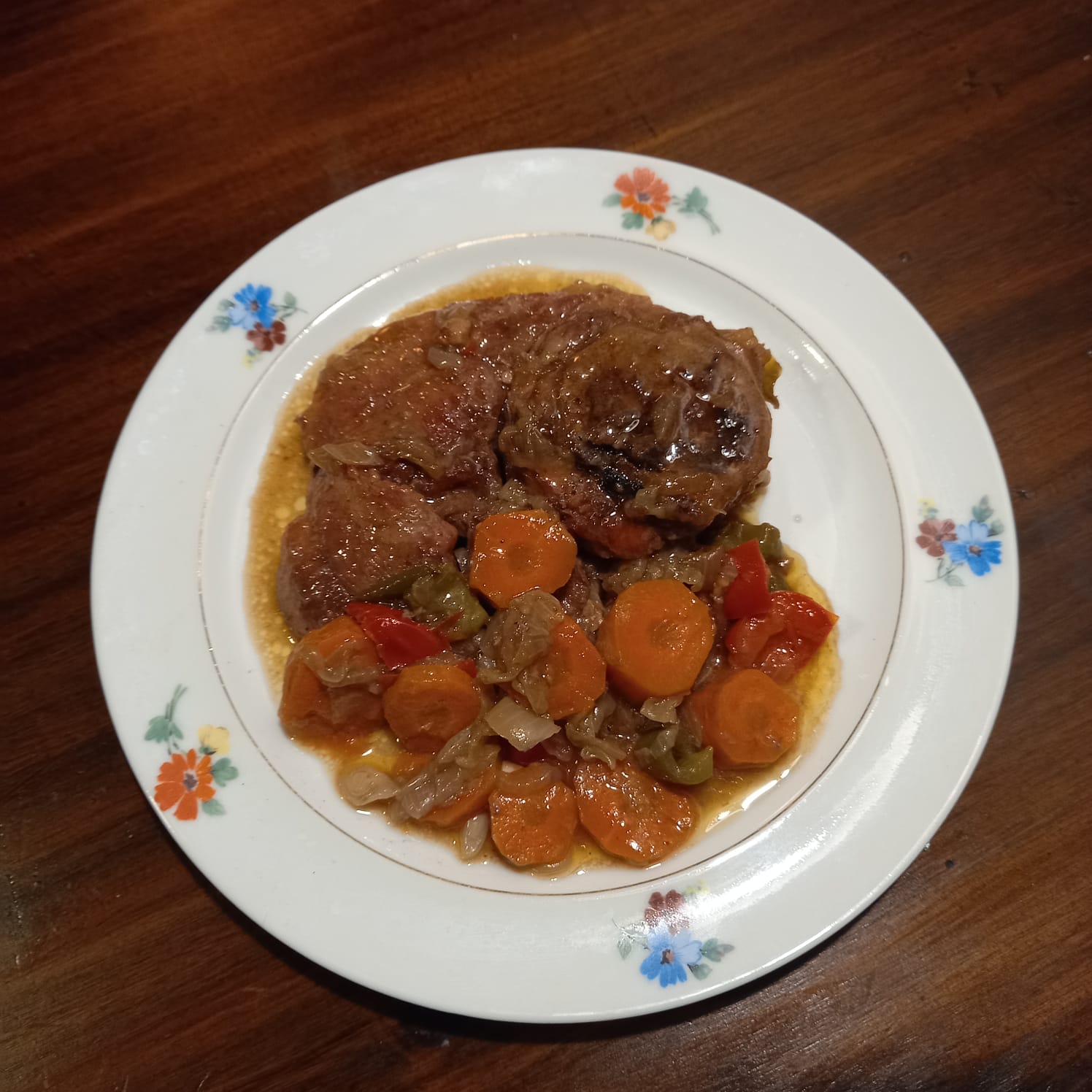 Bondiola braseada, una receta de El Refugio para cocinar sin apuro