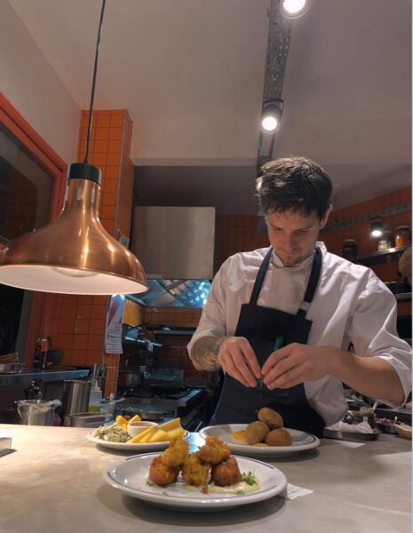 Arancini de hongos de pino fritos sobre crema de humita ahumada, receta del chef Manu Salguero en Brabo Picoteo